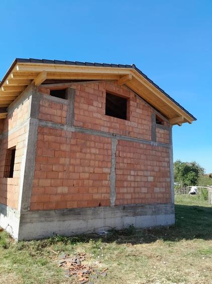 Casă cu 4 camere în Cuvin