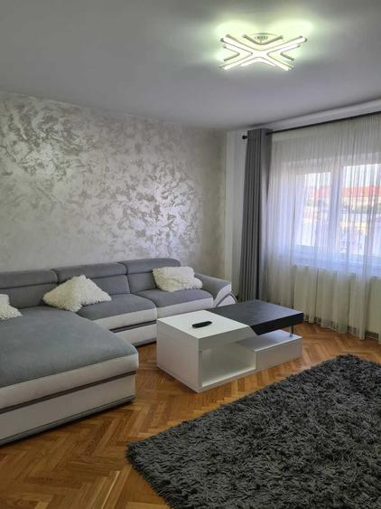 Apartament cu 4 camere decomandat în Central