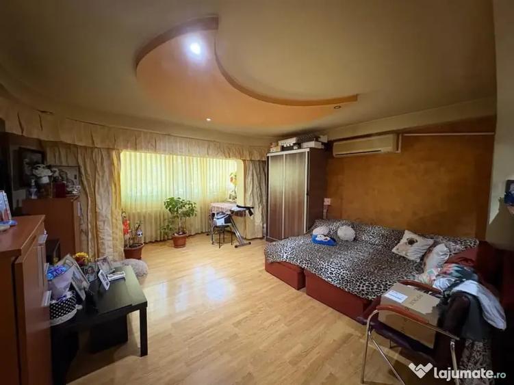 Apartament cu 3 camere decomandat în Vitan