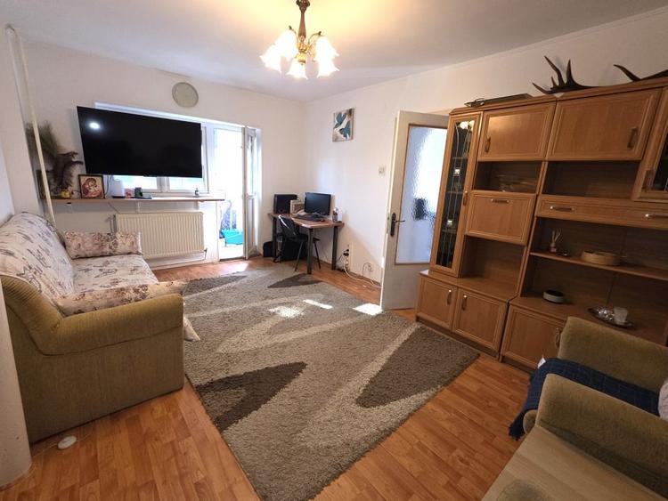 Apartament cu 4 camere semidecomandat în Brâncoveanu