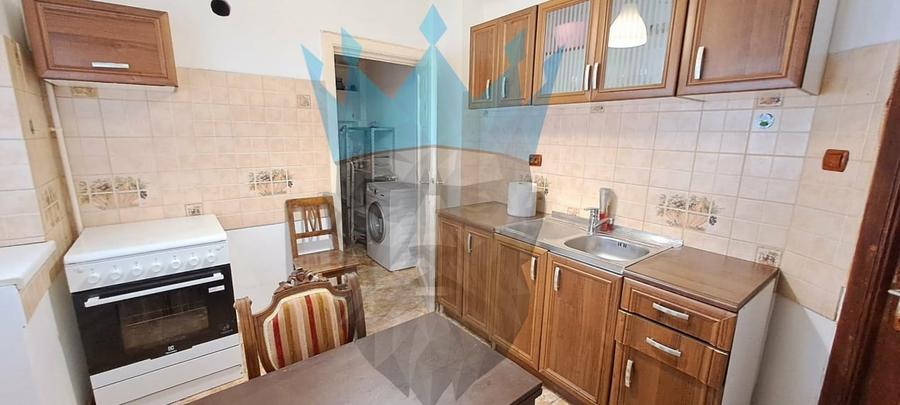 Apartament cu 3 camere semidecomandat, mobilat în P-ța Romană