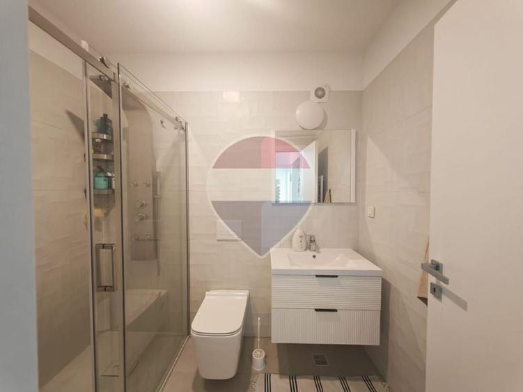 Apartament cu 3 camere semidecomandat, mobilat în Pipera