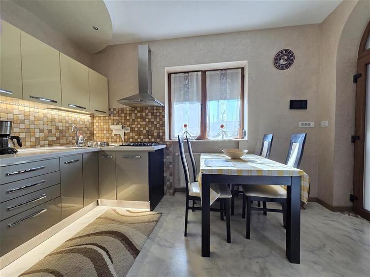 Casă cu 2 camere cu Teren 200 Mp în Podul de Fier