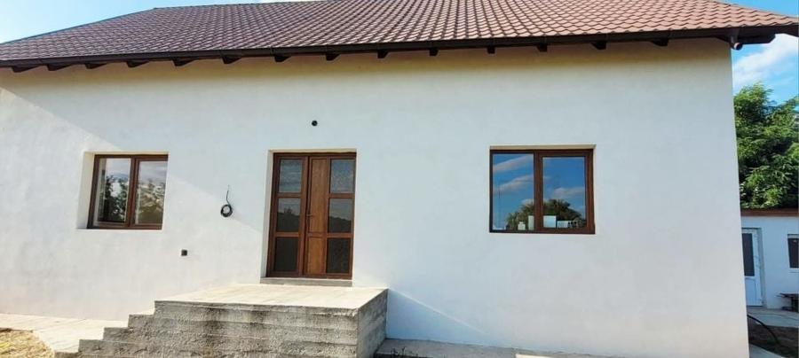 Casă cu 4 camere în Dobreni