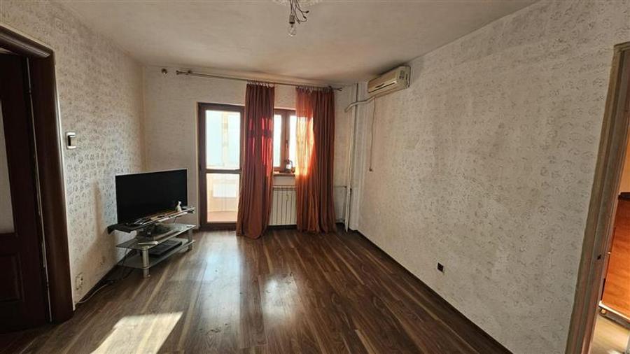 Apartament cu 4 camere semidecomandat în Berceni