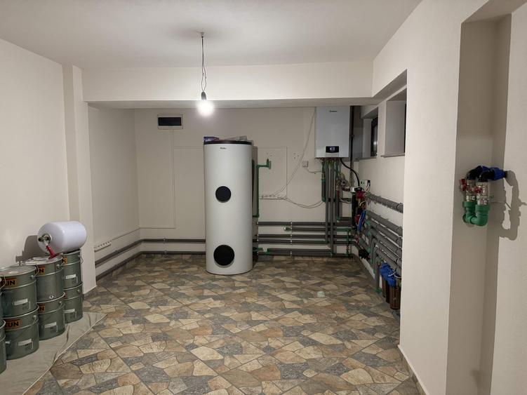 Casă individuală cu 10 camere cu Garaj în Central