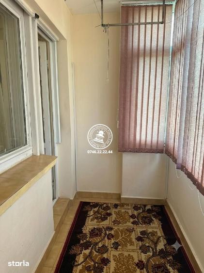 Apartament cu 3 camere semidecomandat în Podu Roș