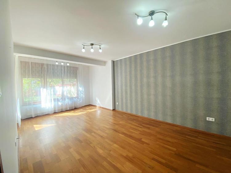 Casă individuală cu 4 camere cu Canalizare în Sud