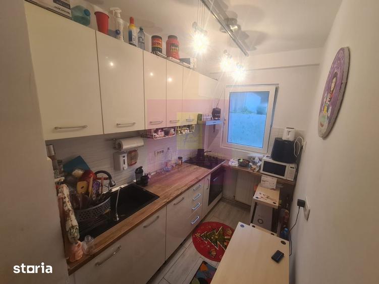 Apartament cu 3 camere semidecomandat în Cuza