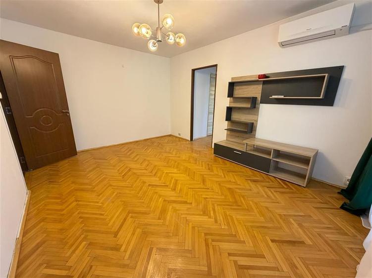 Apartament cu 3 camere semidecomandat în Podu Roș