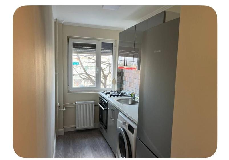 Apartament cu 3 camere semidecomandat în Central