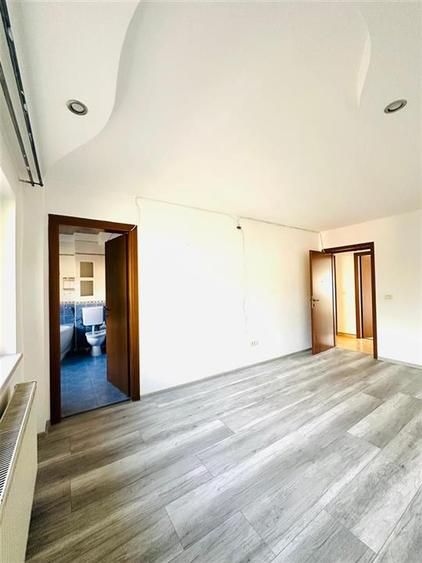 Duplex cu 5 camere cu Canalizare în Central