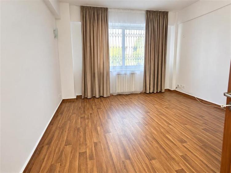 Apartament cu 4 camere decomandat în Primăverii