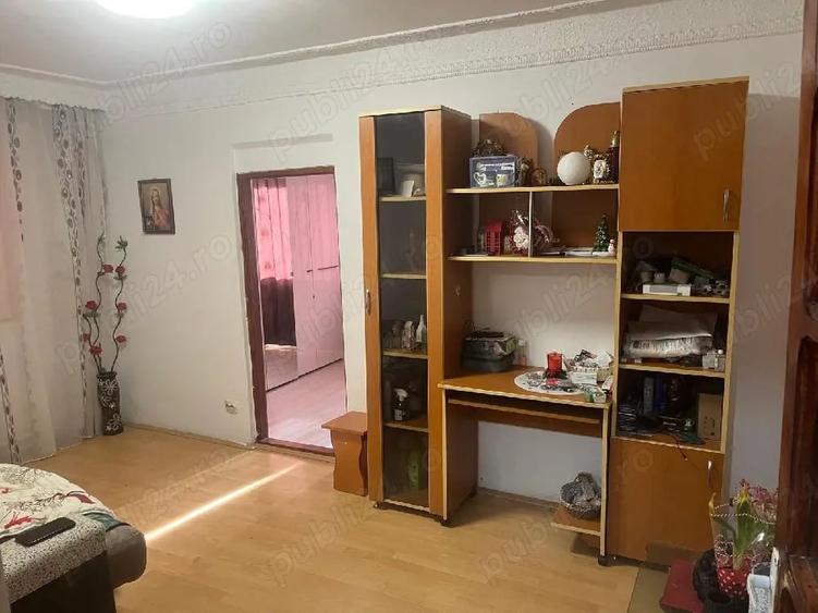 Apartament cu 2 camere semidecomandat în Craiovița Nouă