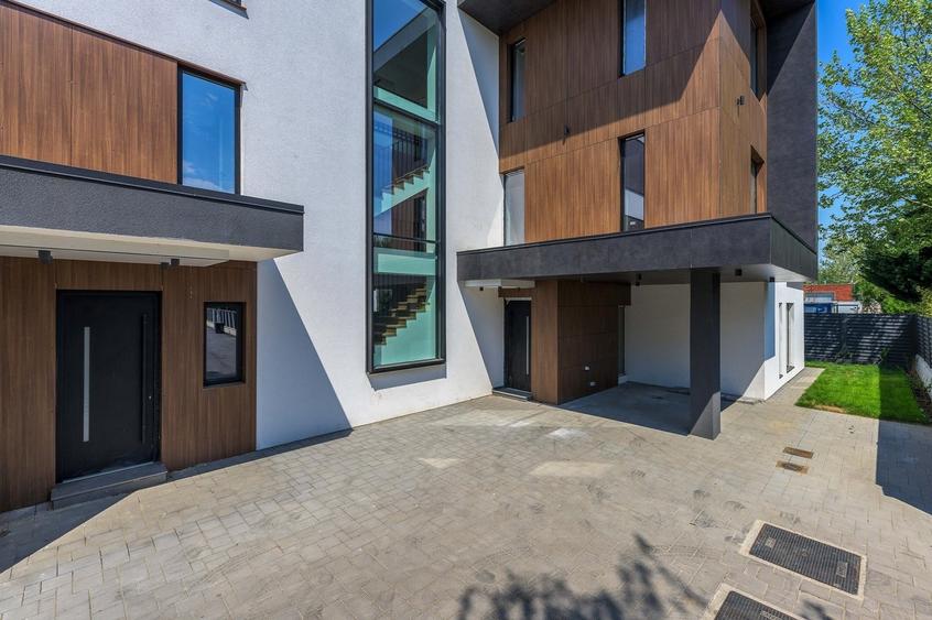 Duplex cu 6 camere cu Canalizare în Iancu Nicolae