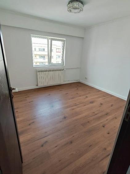 Apartament cu 4 camere decomandat în P-ța Muncii