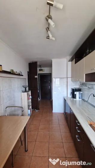 Apartament cu 3 camere semidecomandat în 13 Septembrie