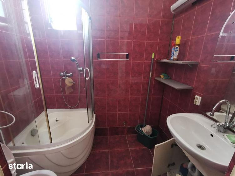 Apartament cu 3 camere semidecomandat în Central