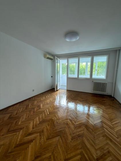 Garsonieră decomandată în Pajura