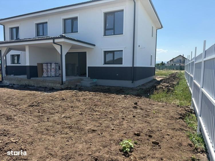 Casă cu 4 camere în Șura Mică