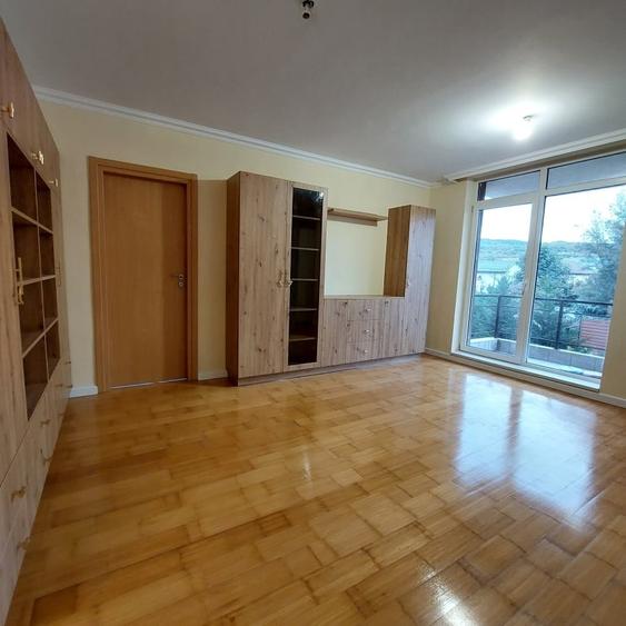 Apartament cu 2 camere semidecomandat, mobilat în Borhanci