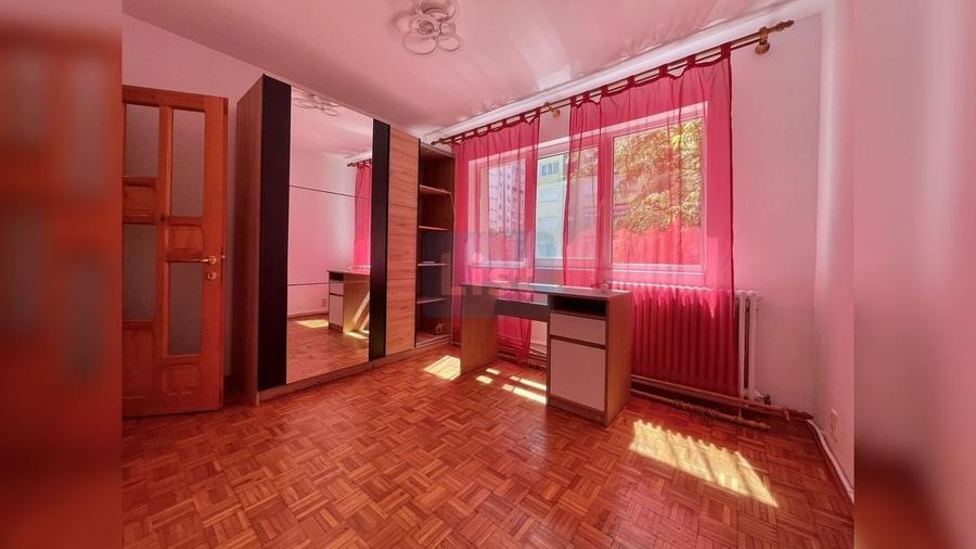 Apartament cu 3 camere semidecomandat în Micro III