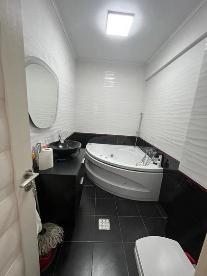 Apartament cu 3 camere decomandat în Poarta 6