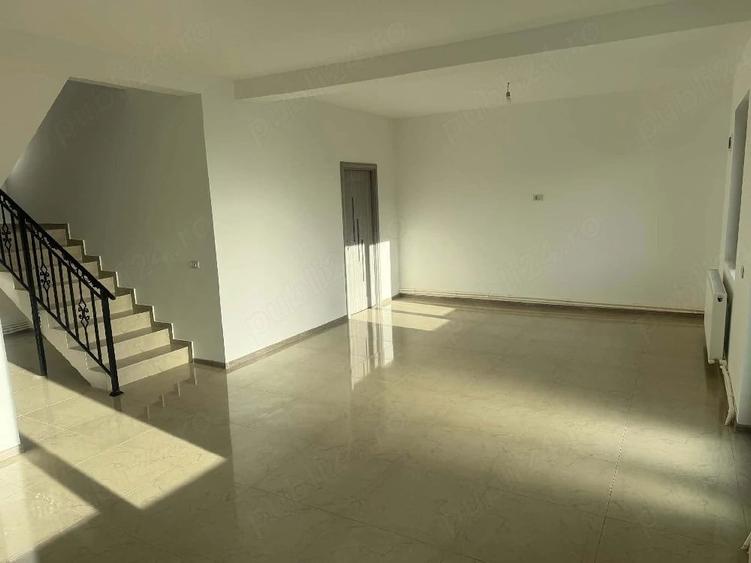 Casă cu 6 camere cu Teren 180 Mp în Lumina