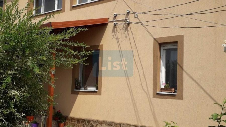Casă cu 6 camere cu Canalizare în Central