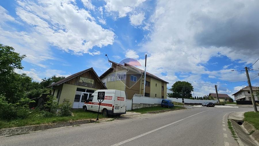 Casă individuală cu 9 camere cu Teren 900 Mp în Central