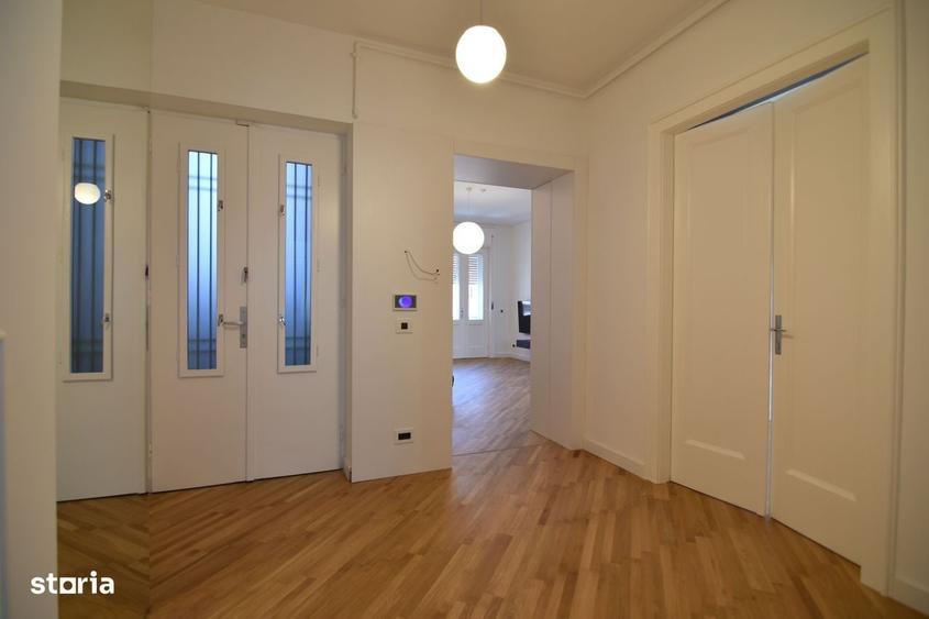 Apartament cu 3 camere decomandat în Neptun