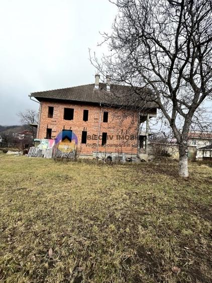 Casă cu 5 camere cu Canalizare în Viișoara
