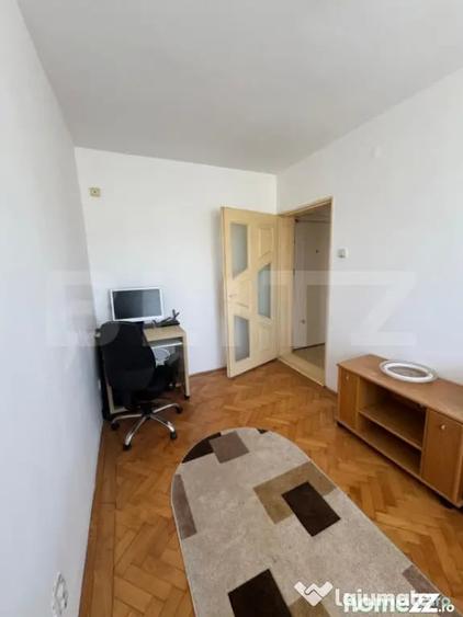 Apartament cu 3 camere semidecomandat în Central