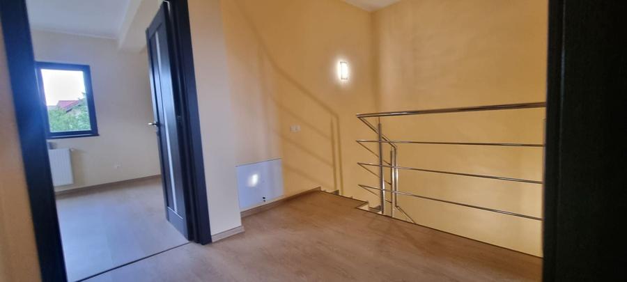 Duplex cu 4 camere cu Canalizare în Domnești
