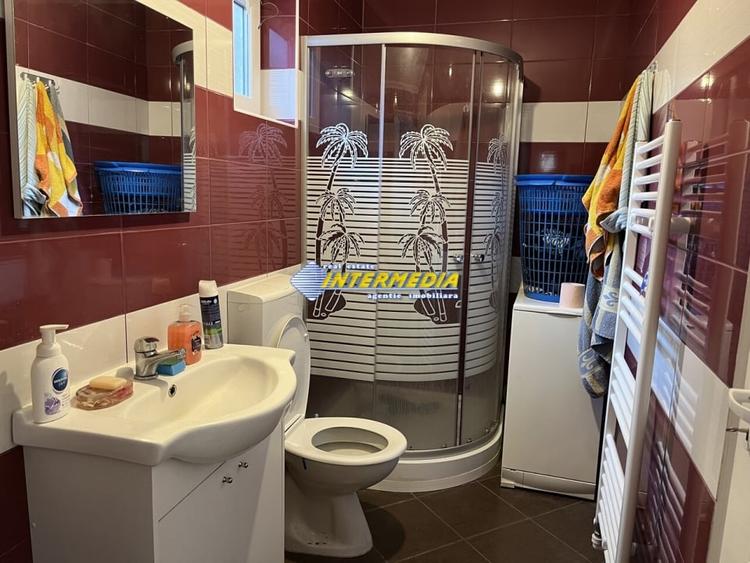 Casă individuală cu 4 camere cu Canalizare în Central