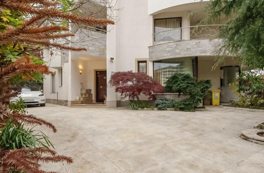 Casă individuală cu 5 camere cu Teren 670 Mp în Central