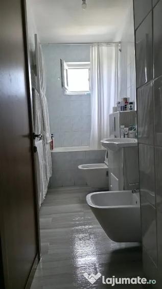 Apartament cu 3 camere semidecomandat în Central