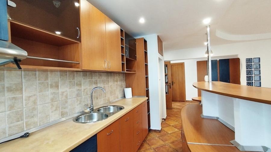 Apartament cu 3 camere semidecomandat în Calea Călărașilor