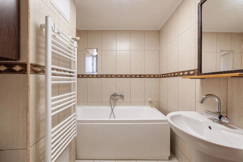 Apartament cu 4 camere decomandat în Bere