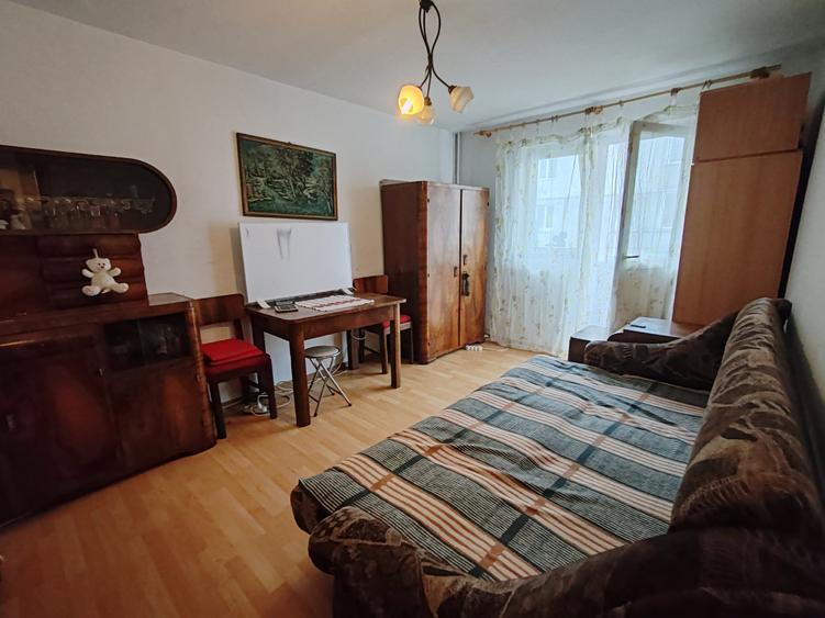 Apartament cu 3 camere decomandat în Astra