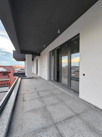 Penthouse cu 4 camere decomandat în Crângași