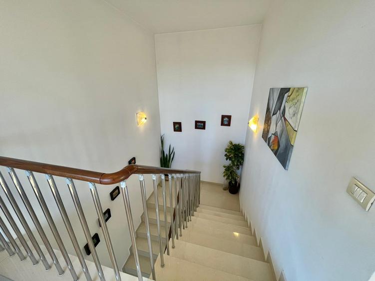 Casă cu 7 camere cu Garaj în Dămăroaia