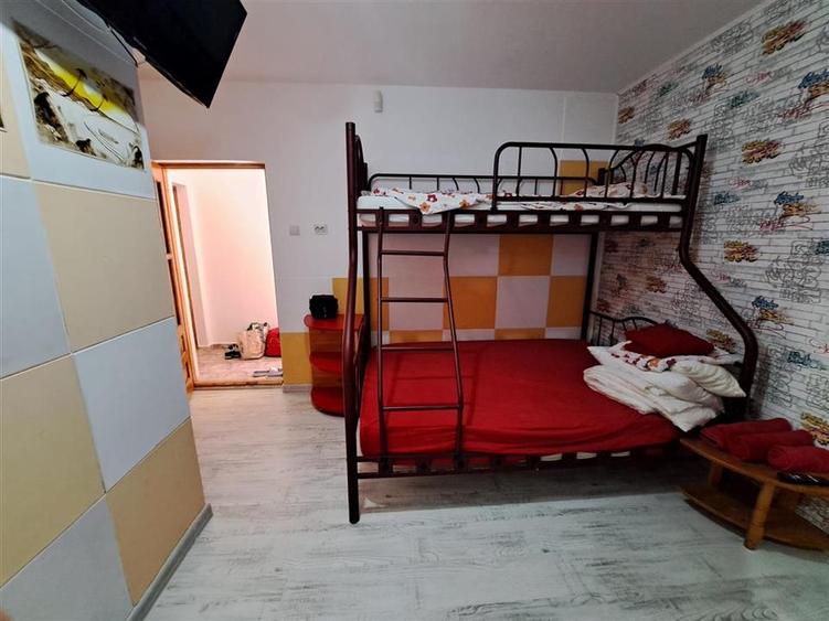 Casă individuală cu 6 camere cu Canalizare în Sud