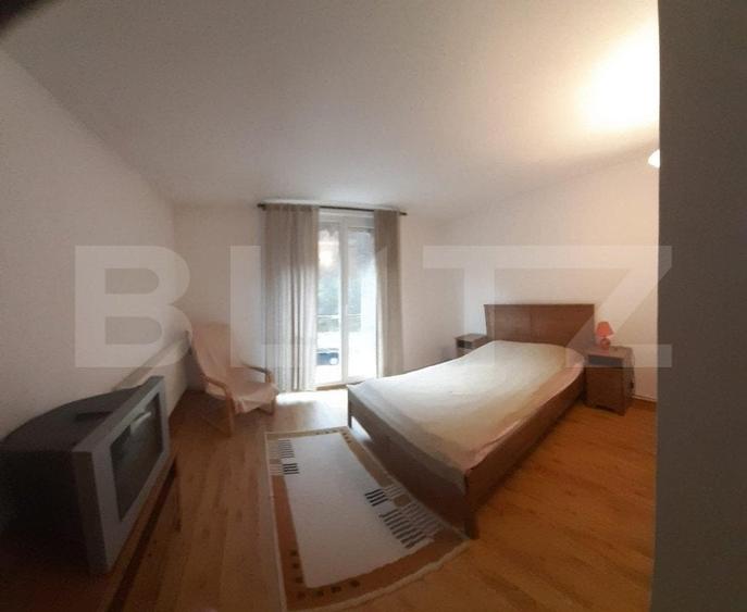 Casă individuală cu 10 camere cu Teren 840 Mp în Moroeni