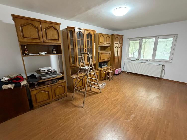 Apartament cu 3 camere decomandat în Valea Moșneagului