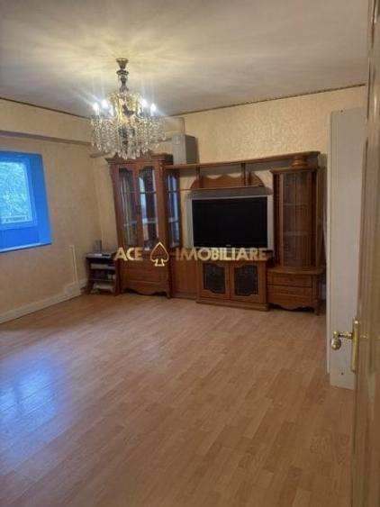 Apartament cu 3 camere decomandat, mobilat în Doamna Ghica