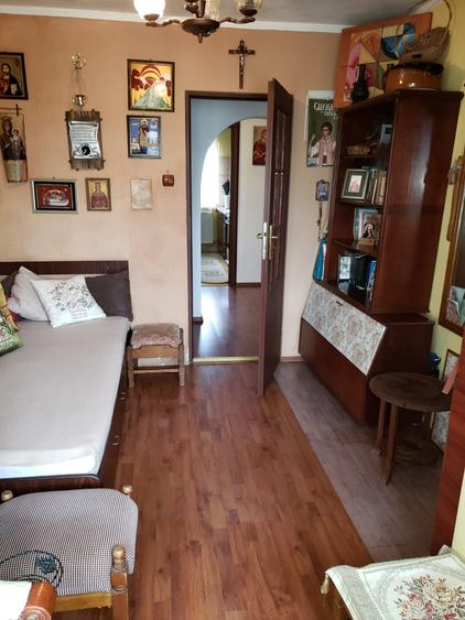 Apartament cu 3 camere decomandat, mobilat în Poarta 6