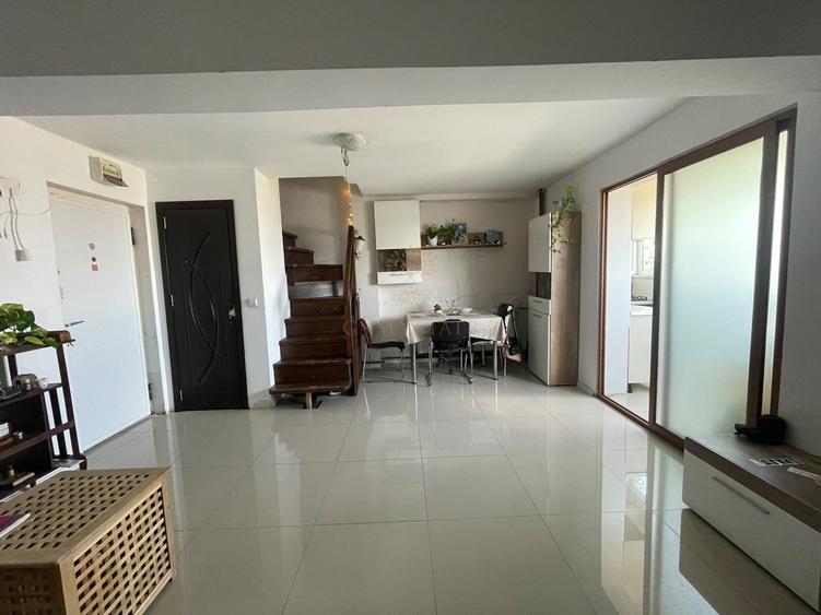 Apartament cu 3 camere decomandat, mobilat în Titan