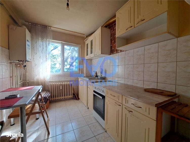 Apartament cu 3 camere semidecomandat în Tătărași