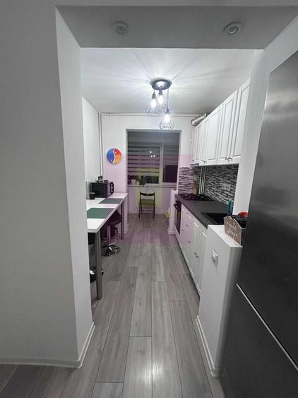 Apartament cu 3 camere decomandat în Titan